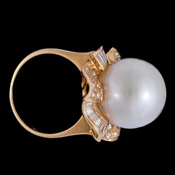 A cultured South sea pearl, 14,8 mm, and brilliant- and trapez cut diamonds, tot. app. 1 cts.