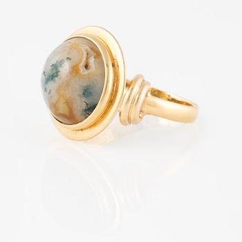 RING, med cabochonslipad sten.