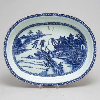 An 18th century Chinese Qing dynasty blue and white export porcelain serving dish,