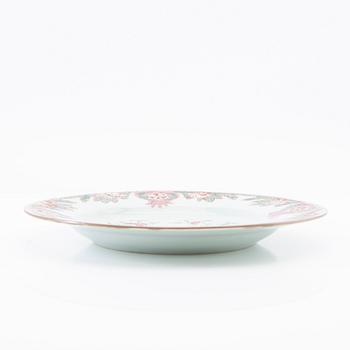 A famille rose dish, Qing dynasty, first half of the 18th century.