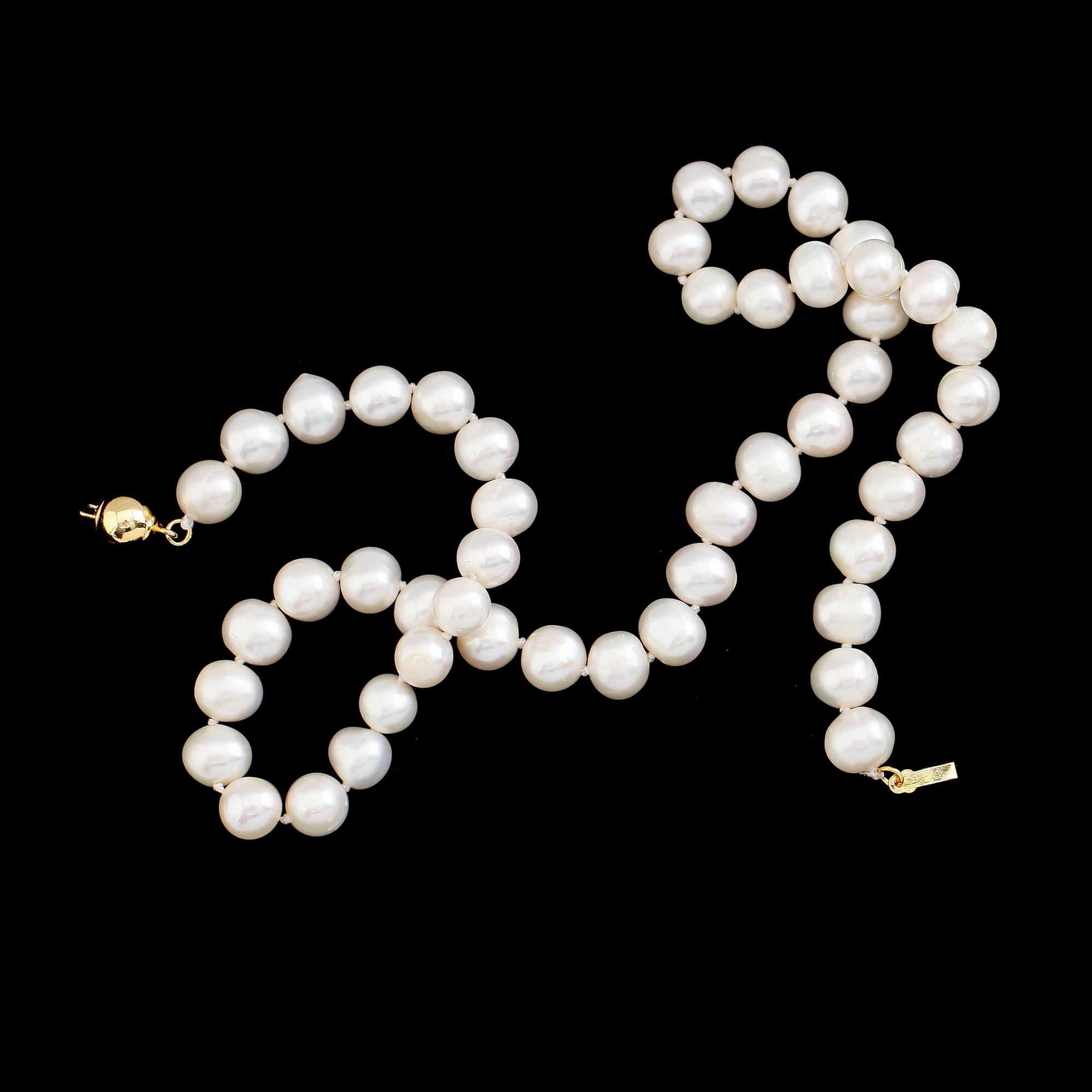 PÄRLCOLLIER, odlade Akoyapärlor, lås i låghaltigt guld.