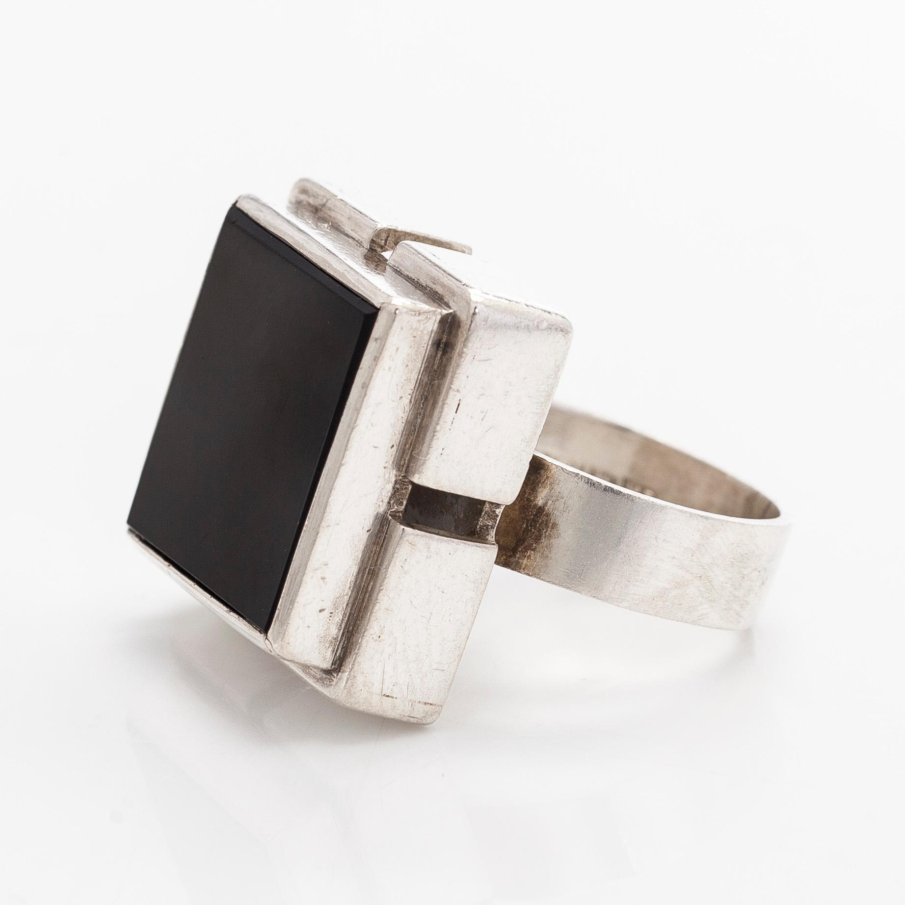 Helge Narsakka, sormus, hopeaa ja onyksi, Lahti 1963.