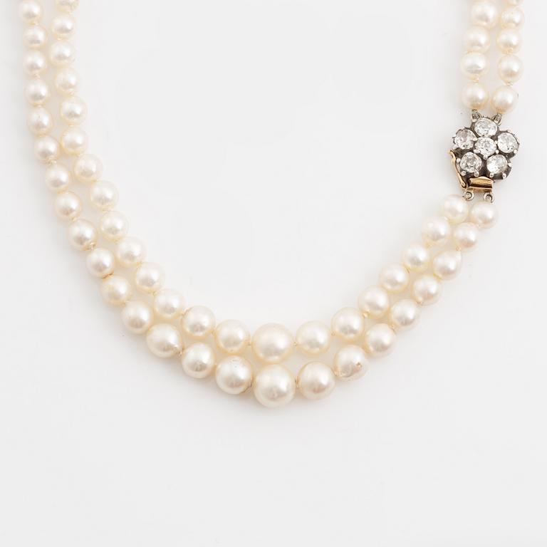 Collier, double-strand pearls with a clasp in 18K gold with diamonds.