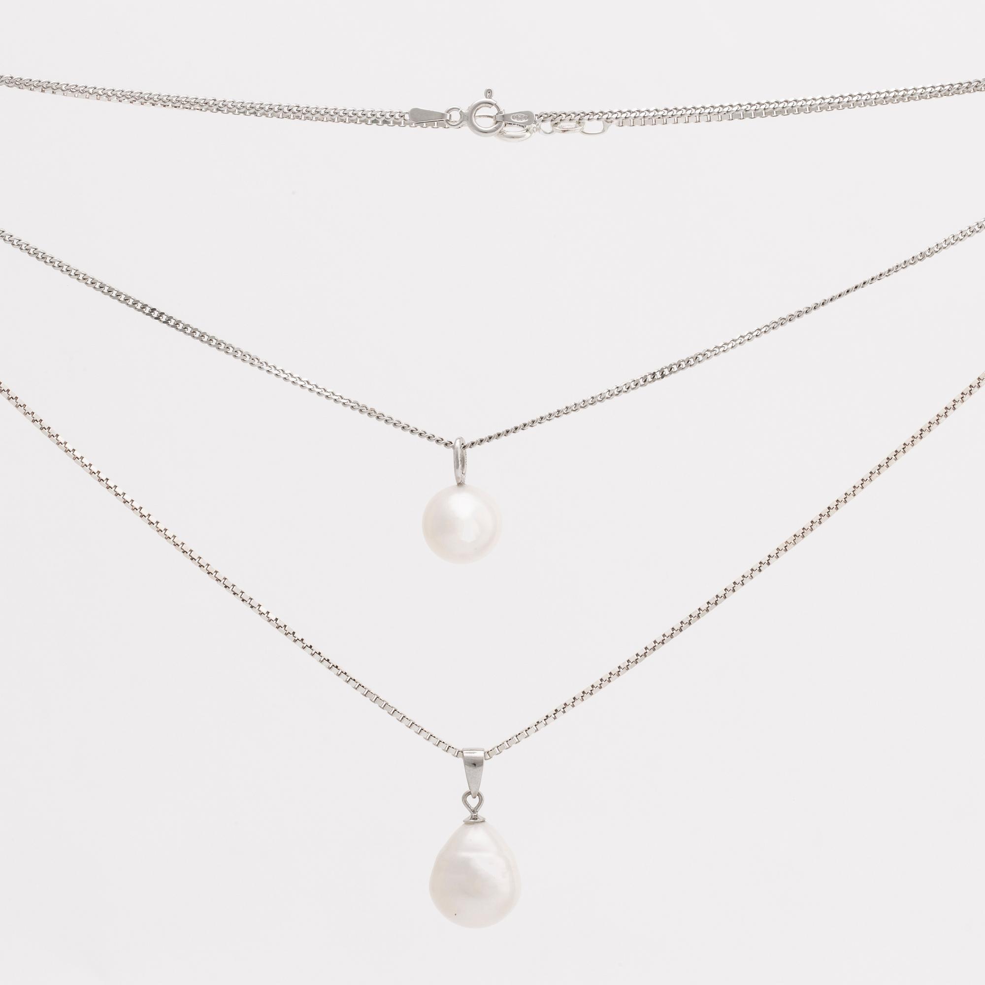 2 silver pendants with cultured pearls approx 10,5, 12 mm and earrings 18K whitegold 2 cultured pearls approx 8 mm.