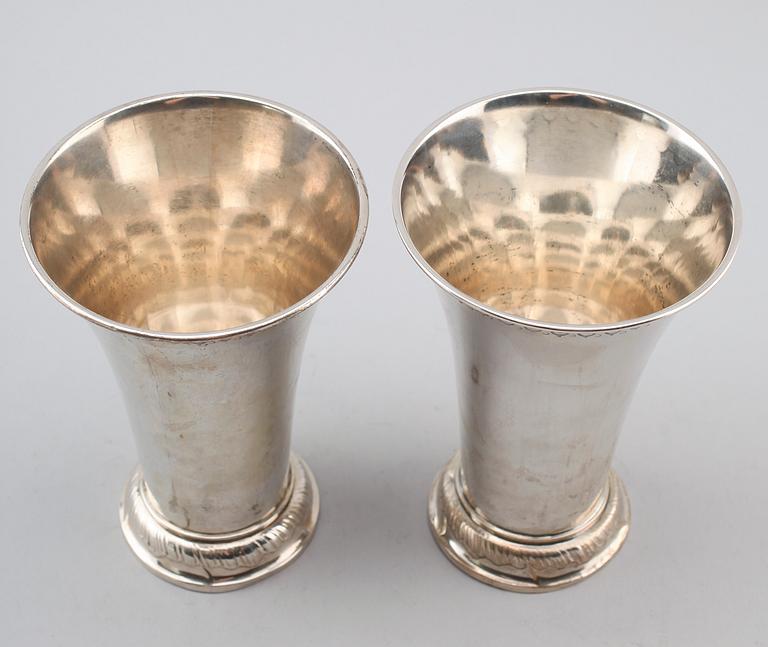 BÄGARE, 2 st, silver, L Axelson, Stockholm 1900. Vikt ca 414 gram.