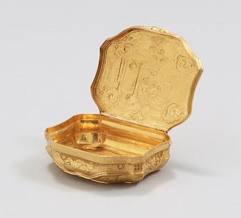 A pseudo French mid 18th century gold snuff-box.