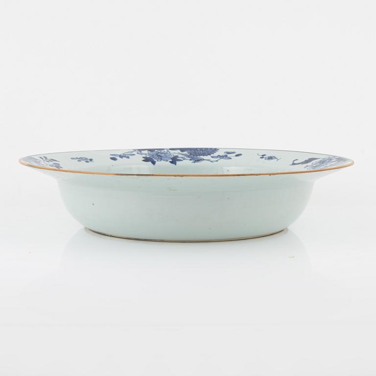 A blue and white basin, Qing dynasty, Qianlong (1736-95).