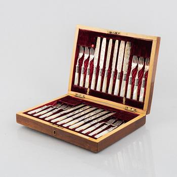 William Yates, fruit knives, 12 + 12 pcs, silver and mother-of-pearl, Sheffield, England 1899.