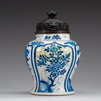 A blue and white vase, Qing dynasty, Kangxi (1662-1722).