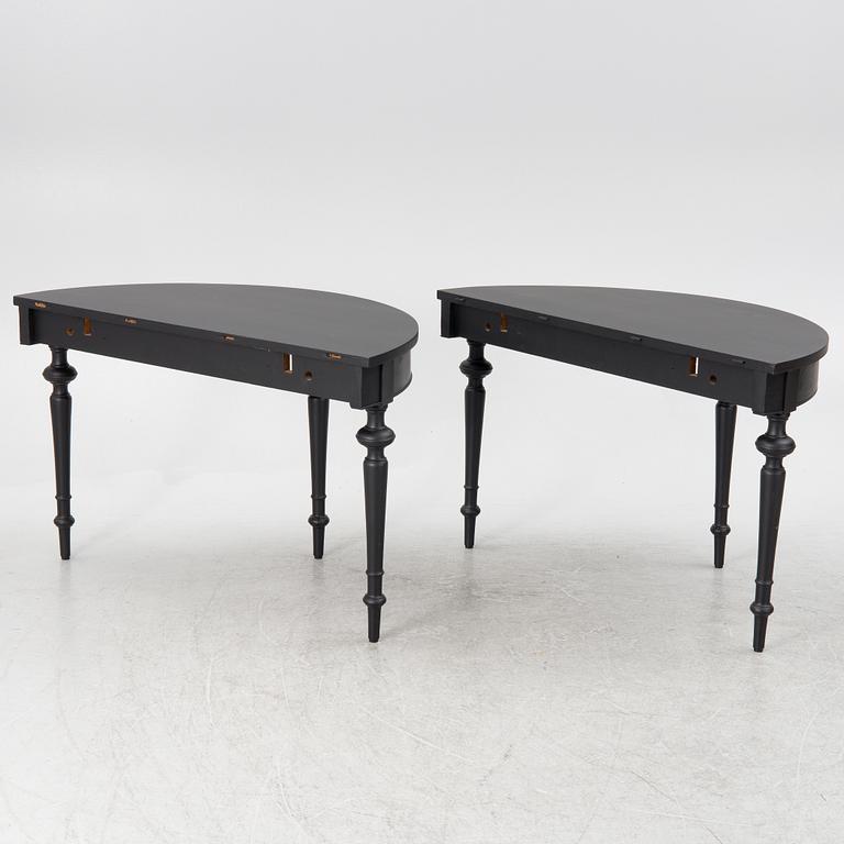 A dining table, late 19th century.