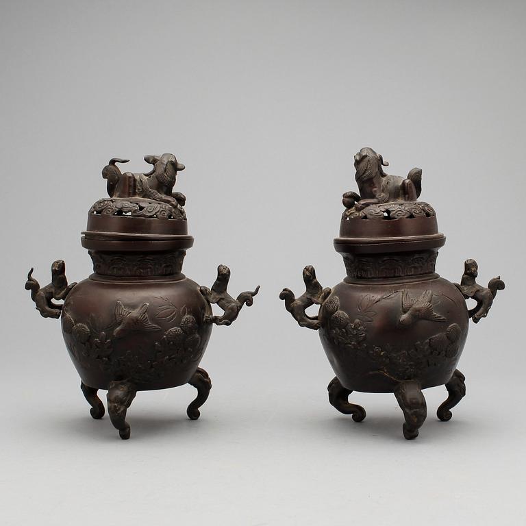 RÖKELSEKAR, ett par, brons, Japan, tidigt 1900-tal.