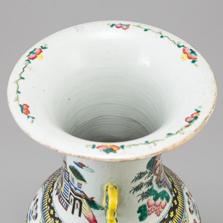 A Chinese porcelain vase, late Qing dynasty, circa 1900.