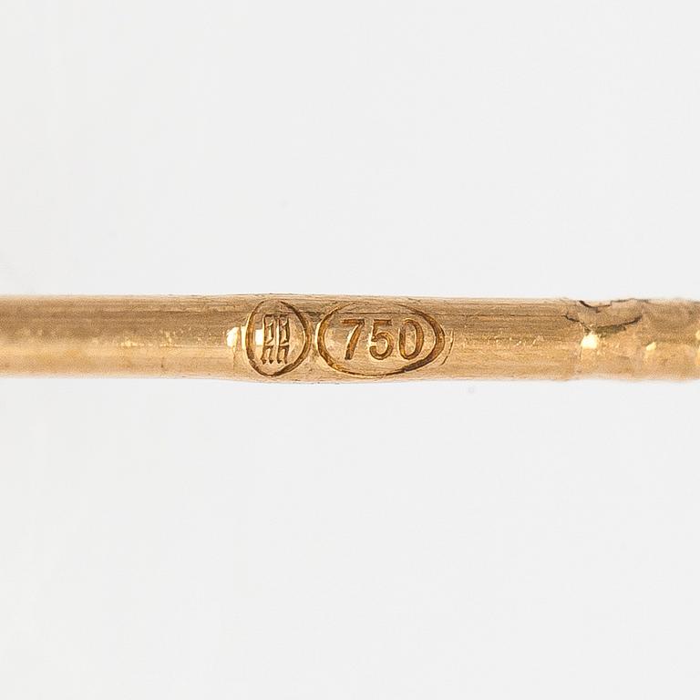 Kirsti Doukas, korvakorut, "Pohjantähti", 18K kultaa ja granaatti. Kalevala Koru, Helsinki.