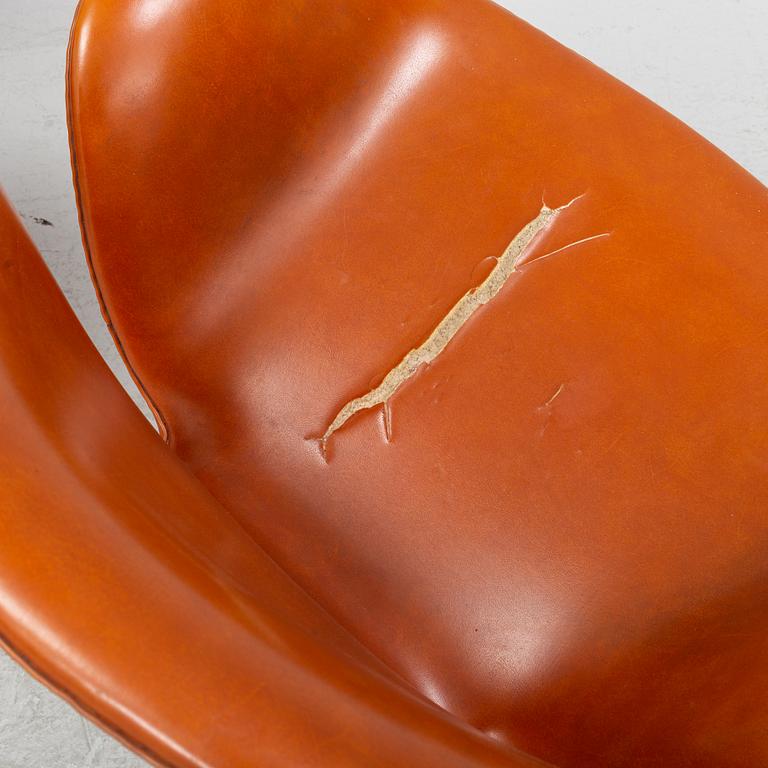 Arne Jacobsen, fåtöljer, ett par, "Svanen", Fritz Hansen, Danmark, 1968.