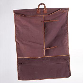 LOUIS VUITTON, a brown canvas garment cover from the late 19th/early 20th century.