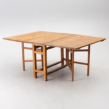 A gate leg table, 18th/19th century.