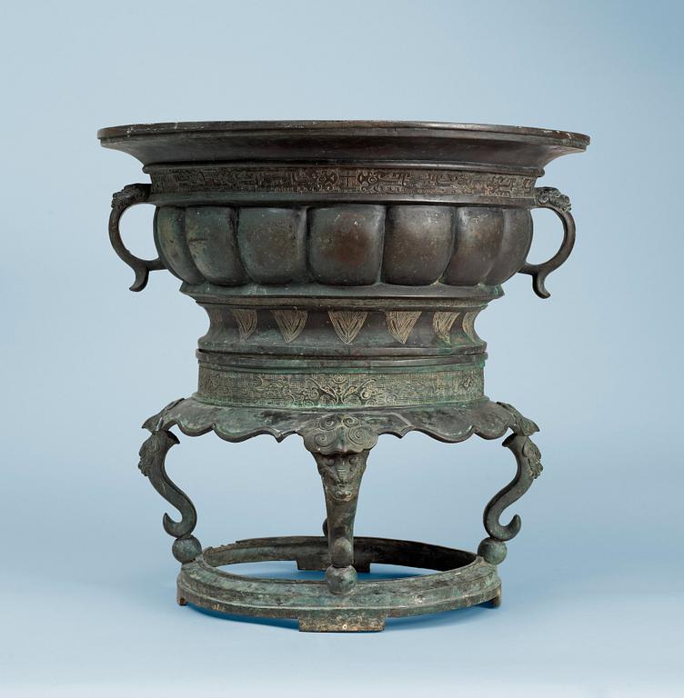 A bronze basin, late Qing dynasty (1644-1912).