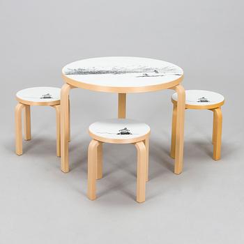 Alvar Aalto, Lastenkaluste, 3 osaa,  pöytä ja jakkaroita 3 kpl, yhteistyö Moomin Characters 2013.