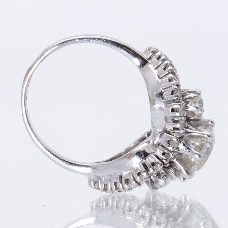 Ring 18K whitegold 1 old-cut diamond approx 2,40 ct approx H - I, old-and brilliant-cut diamonds approx 1 ct.