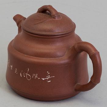 A Chinese yixing teapot with cover, 1960/70s.