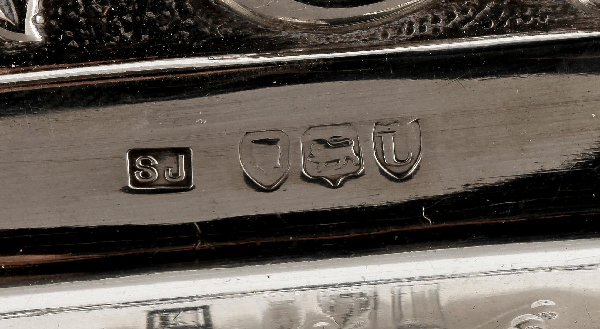 BRICKA, sterlingsilver, London. Ca 352 gr.
