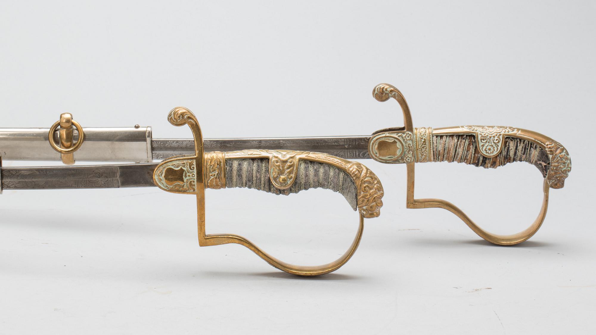 ARTILLERIOFFICERSSABLAR, ett par, 18/1900-tal.