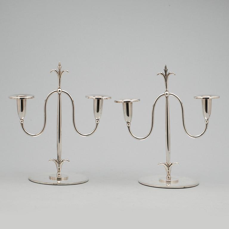 LJUSSTAKAR, ett par, nysilver. C.G Hallberg, Stockholm, 1900-talets första hälft.