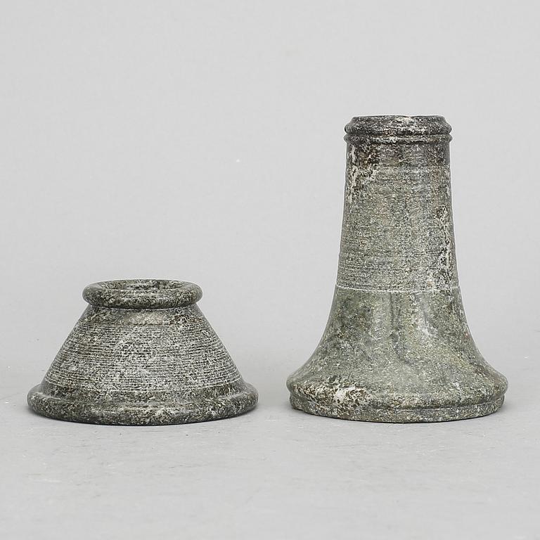 TÄNDSTICKSHÅLLARE, 2st, kolmårdsmarmor, 1800-tal.
