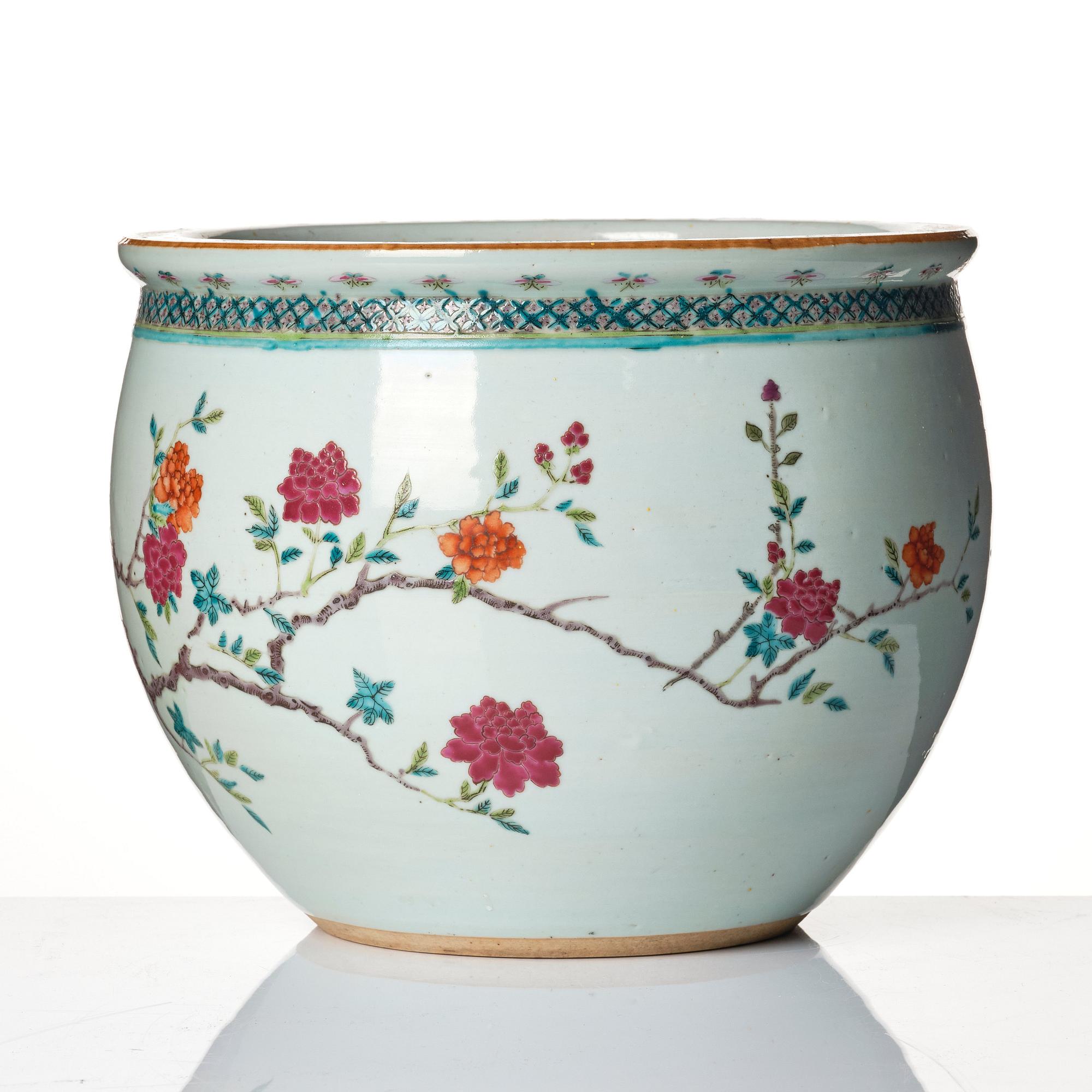 A famille rose flower pot, Qing dynasty, circa 1900.
