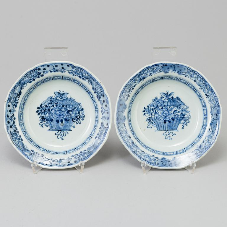 A set of a blue and white dish and three small dishes, Qing dynasty, Qianlong (1736-95).