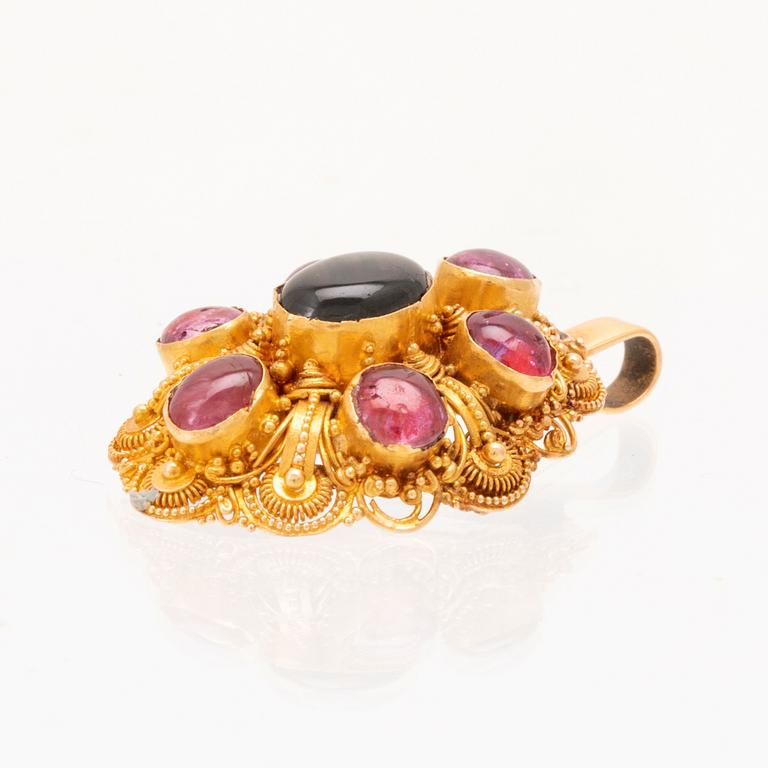 Hänge 22K guld med cabochonslipad svart stjärnsafir och rubiner.