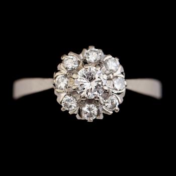 RING, 18 k vitguld, briljantslipade diamanter tot 0.48 ct. Vikt 3,3 g.
