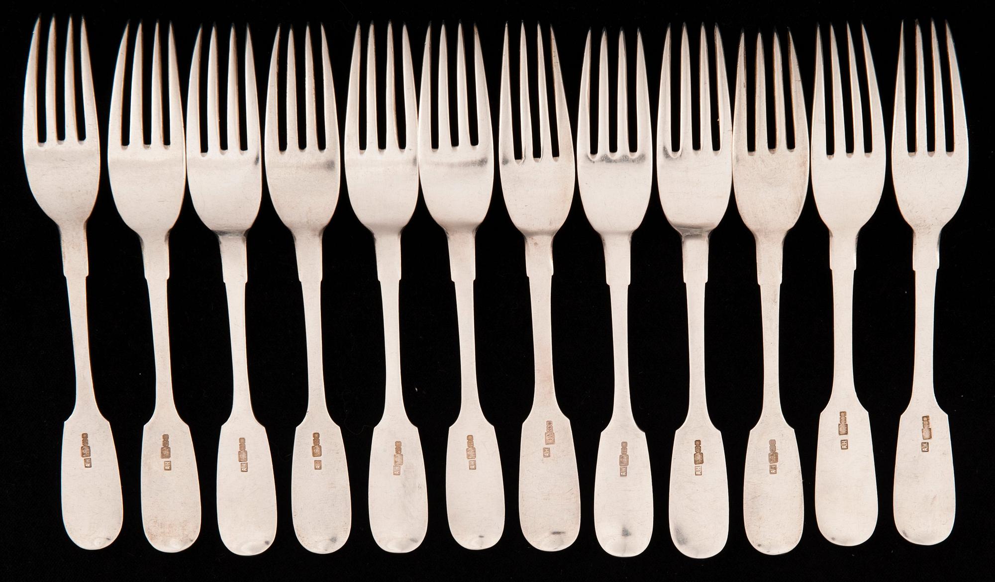 A SET OF RUSSIAN KNIVES AND FORKS, 12+12. РУССКИЙ НАБОР НОЖЕЙ И ВИЛОК, 12+12 шт.