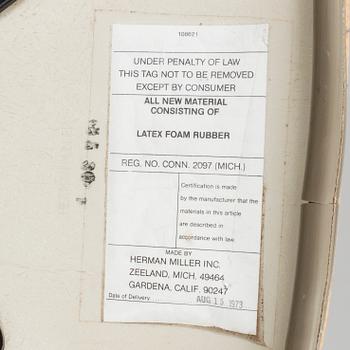 A CHARLES & RAY EAMES SWIWEL CHAIR FOR HERMAN MILLER, 1973.