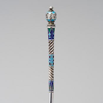 A RUSSIAN CLOISONNÉ ENAMEL SPOON, silver, Moscow, Petr Miljukov 1896-1908.