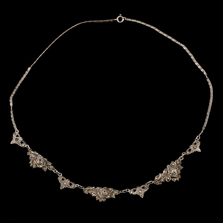 COLLIER, silver samt markasiter. Vikt 12 g.