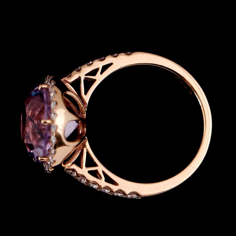 RING, 18 k roséguld, briljantslipade diamanter samt ametist.