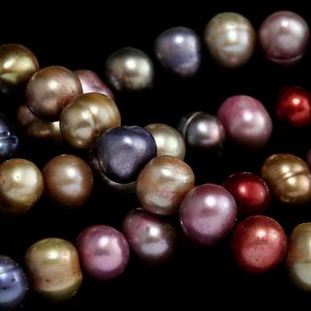 COLLIER, 2 st, odlade pärlor samt lås i 18k guld med 9 briljantslipade diamanter, Ole Lynggaard. Hänge vikt 7 g.