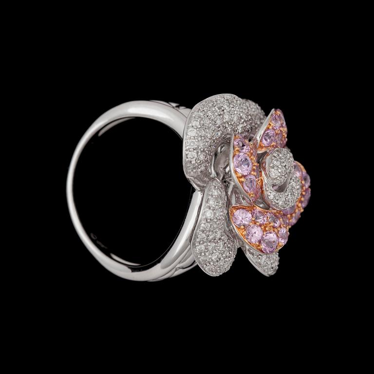 RING, med rosa safirer, samt 172 st diamanter.