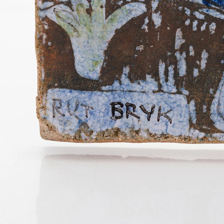 Rut Bryk, reliefi, kivitavaraa, signeerattu Rut Bryk.
