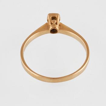 RING, 18K guld med briljantslipad diamant ca 0.007 ct, importstämplad. Vikt 1,8 gram.