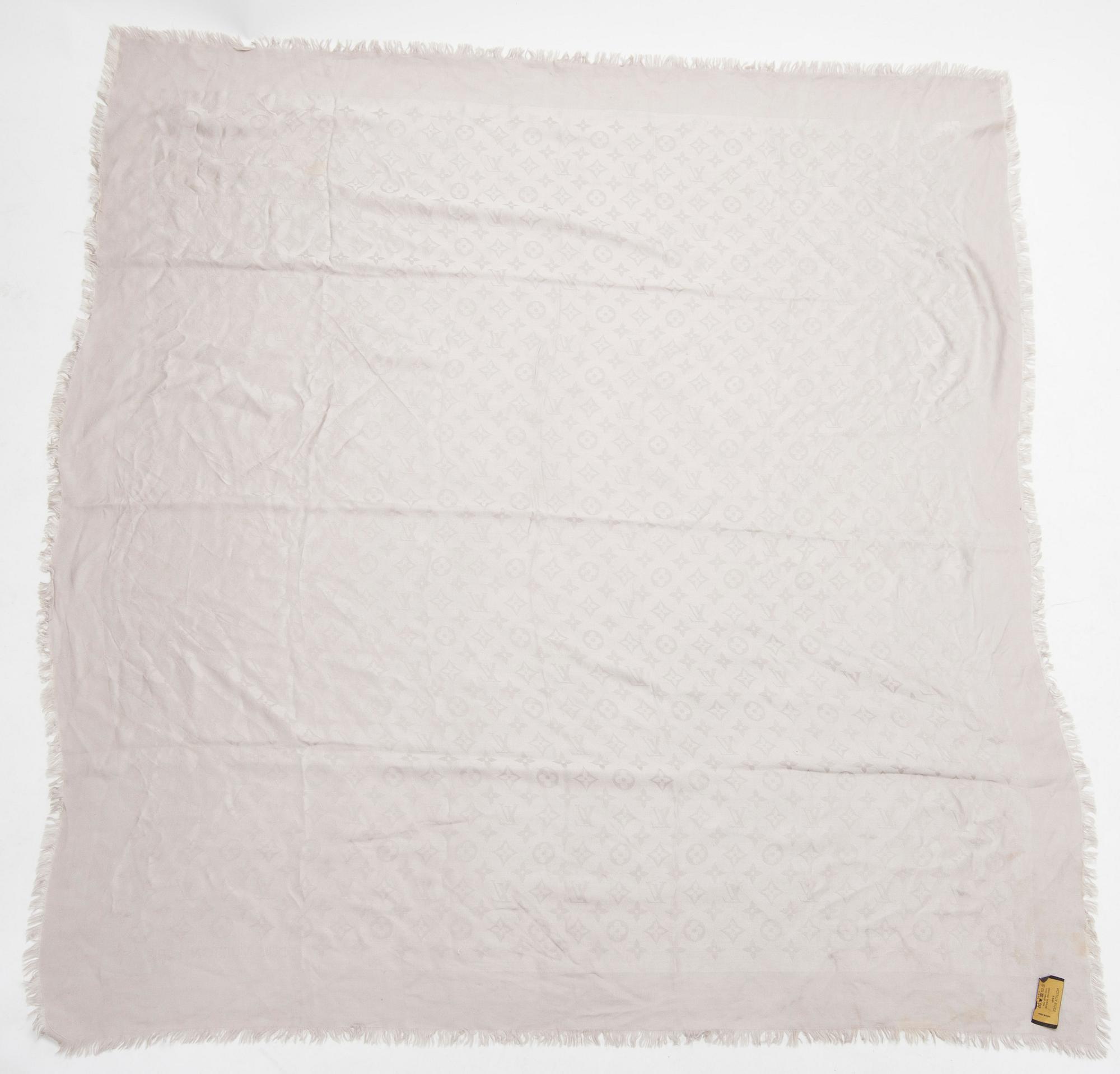 SJALAR, 3 stycken, Louis Vuitton.