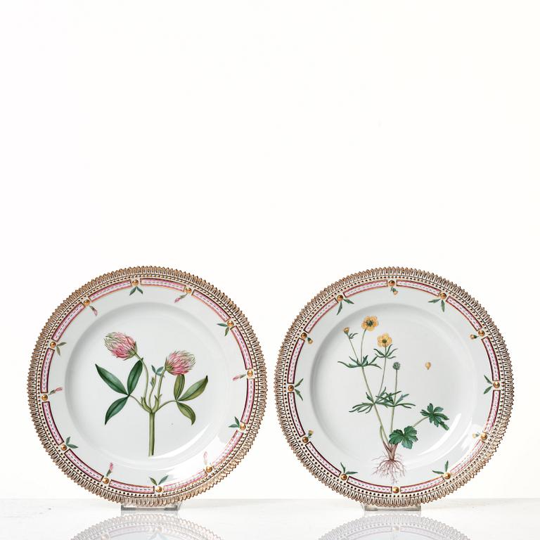 A set of 12 Royal Copenhagen 'Flora Danica' dinner plates, Denmark, 20th Century.