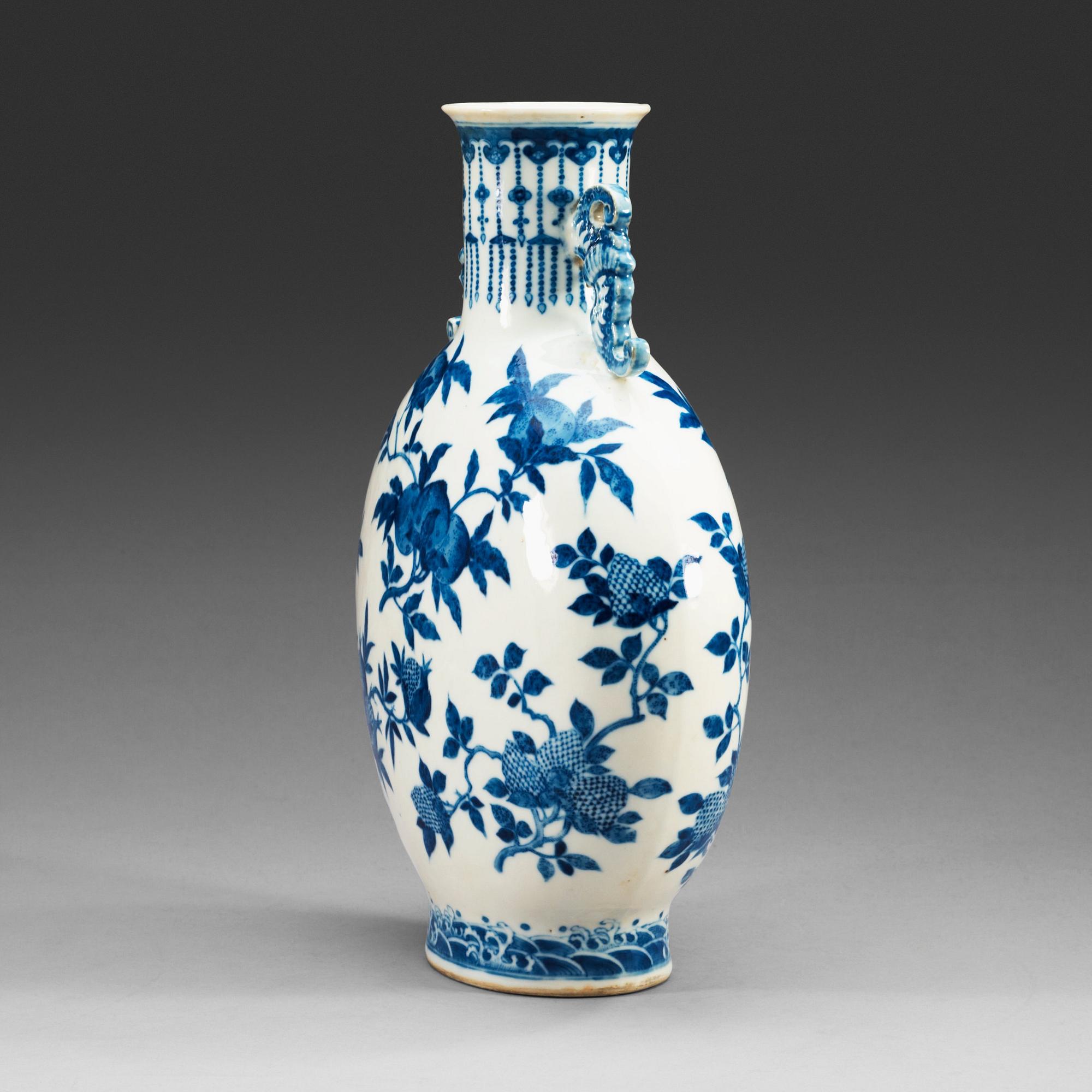 PILGRIMSVAS, porslin. Qing dynastin, 1800-tal med Kangxi sex karaktärers märke.