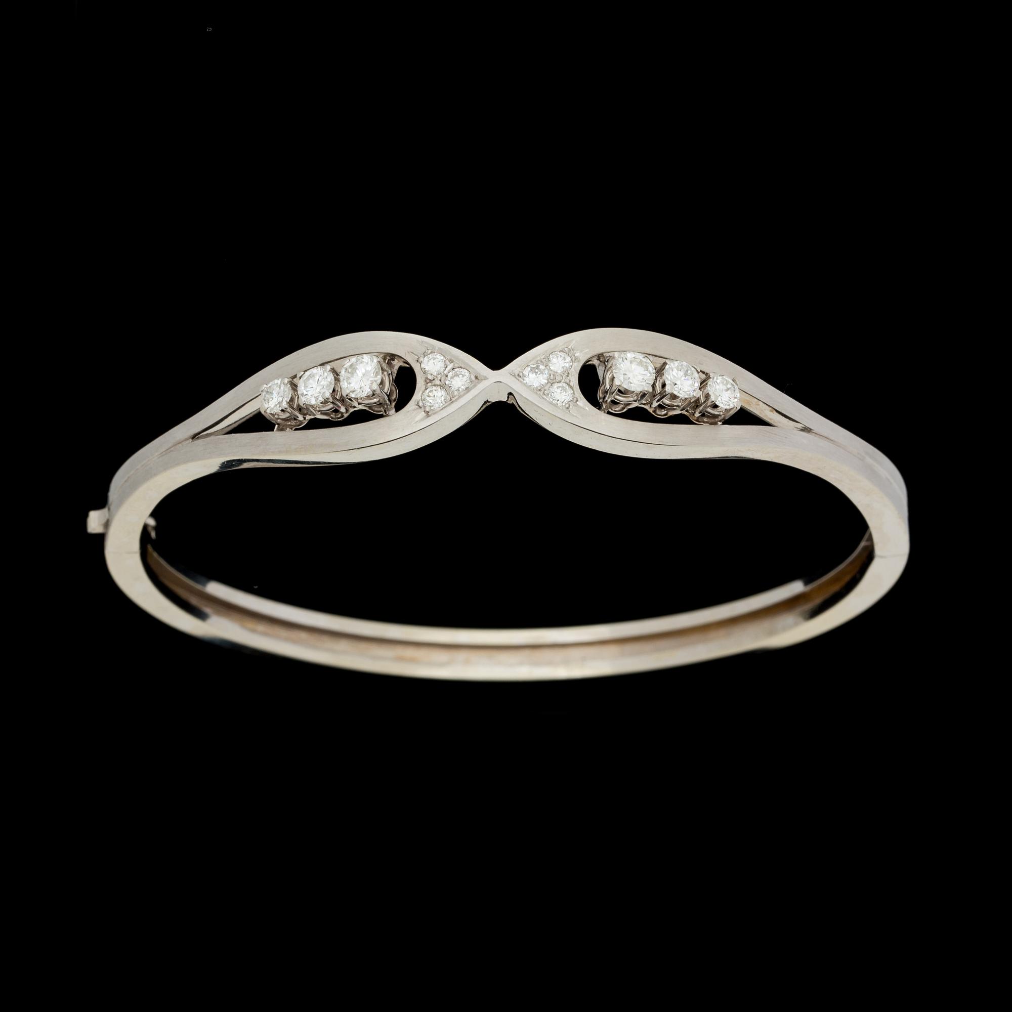ARMRING, 18 k vitguld med briljantslipade diamanter ca 0,84 ct. Vikt ca 21 g.