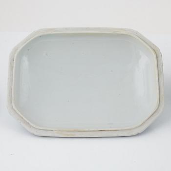 Terrin med lock, tallrik och smörterrin med lock och fat, porslin, Kina, 1700- och 1800-tal.