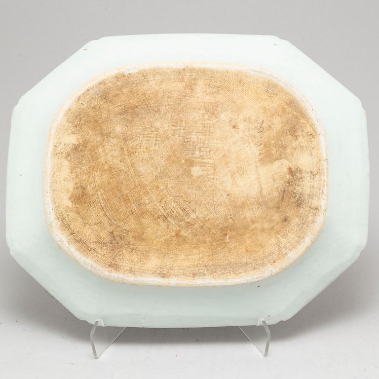 A large blue and white serving dish, Qing dynasty, Qianlong (1736-95).