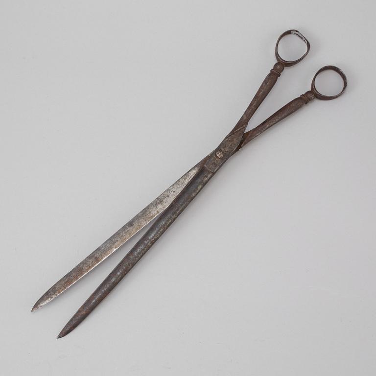 AN 18TH CENTURY CAST IRON PAIR OF SCISSORS.