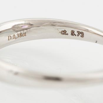 Ring 18K guld med en fasettslipad kunzit och runda briljantslipade diamanter.