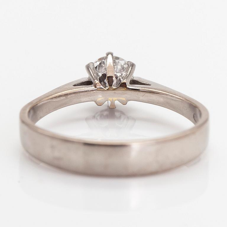 Ring, solitär, 18K vitguld, briljantslipad diamant ca 0.46 ct. Finska importstämplar.